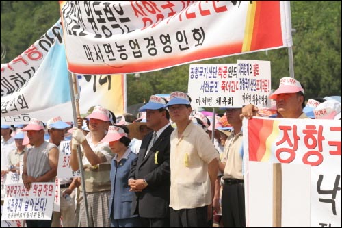 좌로부터 이명례 충남도의회 의원(열린우리·비례), 류근찬 국회의원,나소열 서천군수, (보령·.서천·국민중심). 